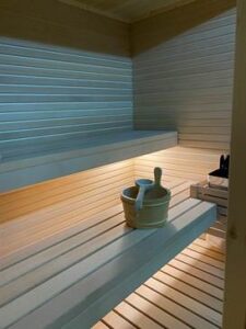 Le pareti interne della sauna Kazakistan sono di Hemlock canadese